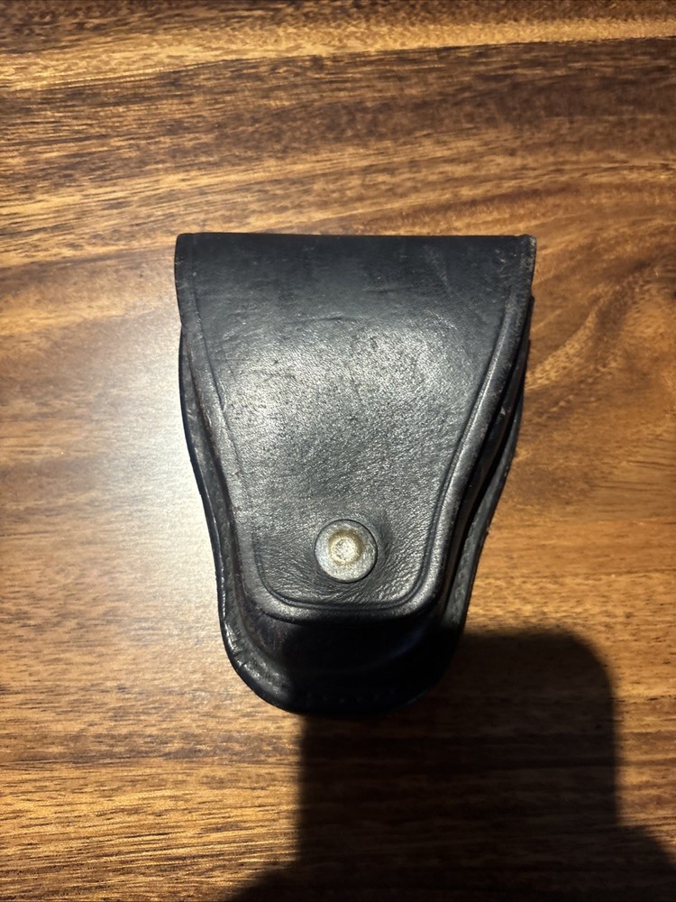 Smith & Wesson B 70 black leather handcuff case duty gear