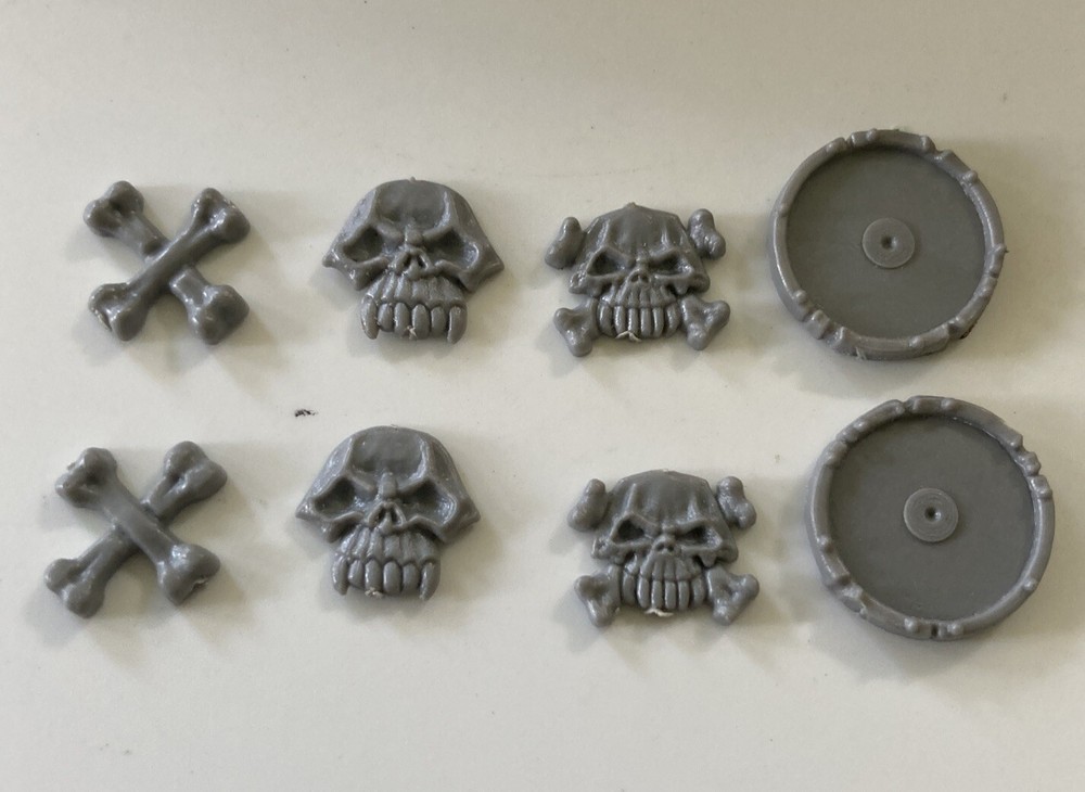 OOP Warhammer Fantasy Orcs & Goblins Shields w/ Emblems (x2) K2 034