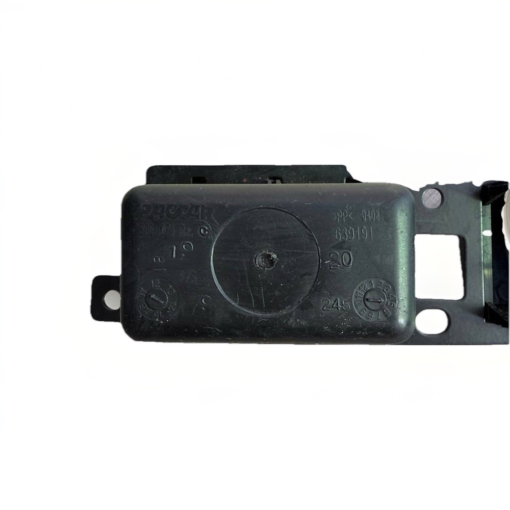 PACCAR Switch Panel S06-1073-601 with Three Switches