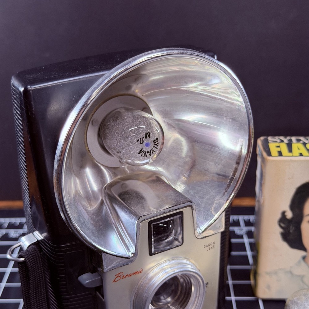 Vintage Starflash Brownie Camera + Strap & Sylvania M2 Flash Bulbs (Untested)