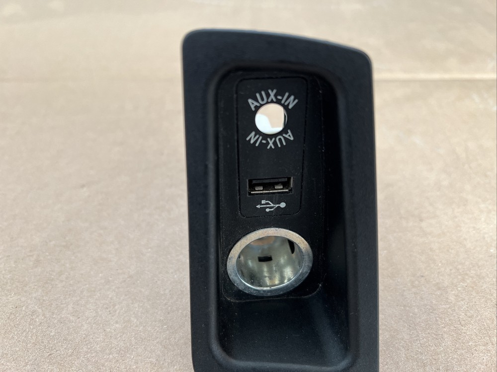 BMW E81/E82/E87/E88 04-13 USB AUX-IN 9 237 659