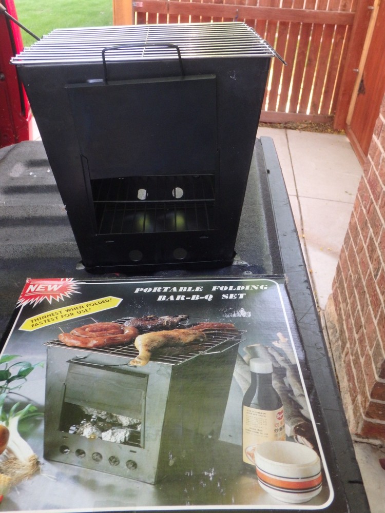 COLEMAN PORTABLE FOLDING BAR B Q SET