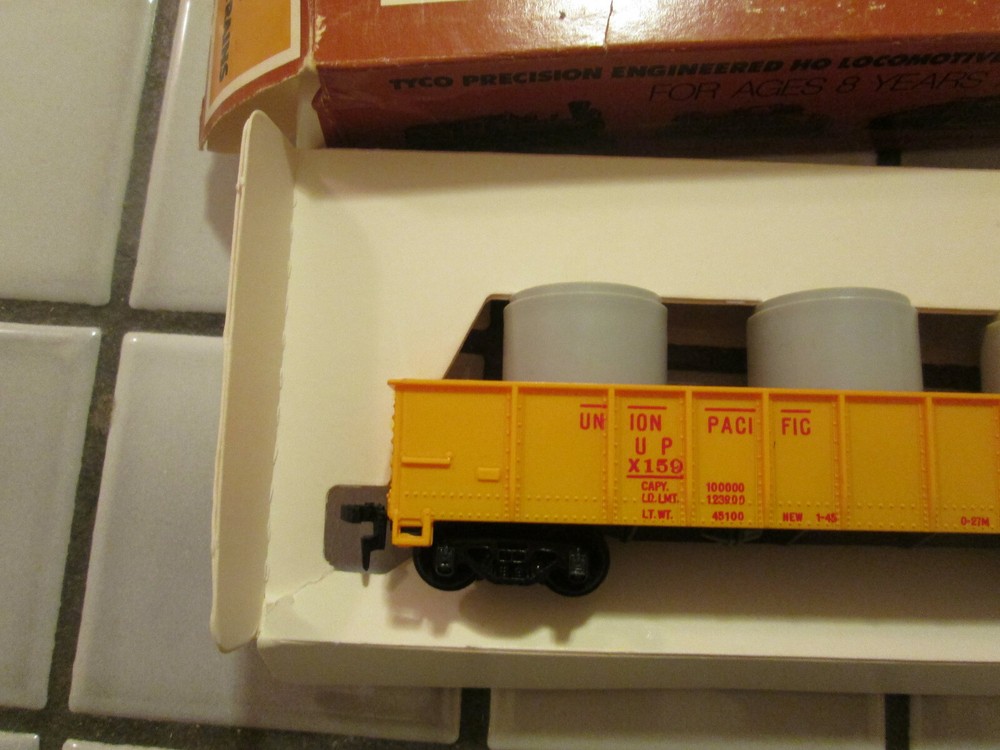 tyco UNION PACIFIC gondola car with load HO scale ////