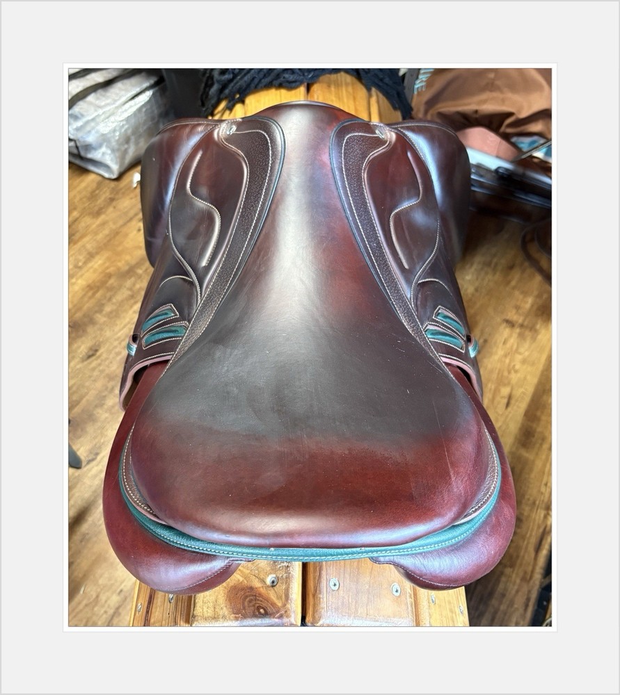 Devoucoux Biarritz Lab Jump Saddle. 18” Arcade Normale