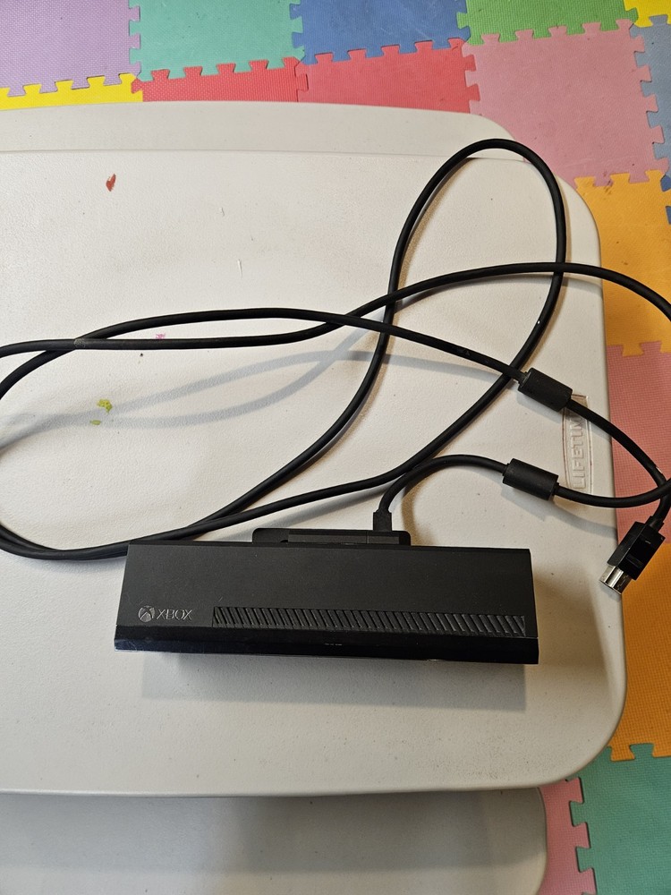 Microsoft Xbox One Kinect Sensor Bar Black Model 1520 Includes Cord