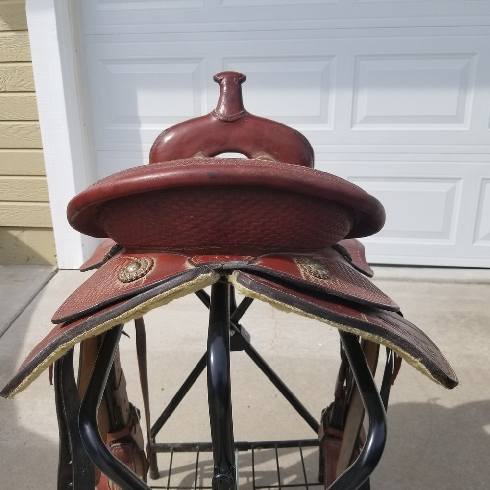 Western Saddle 17 inch tree, beautiful tooling