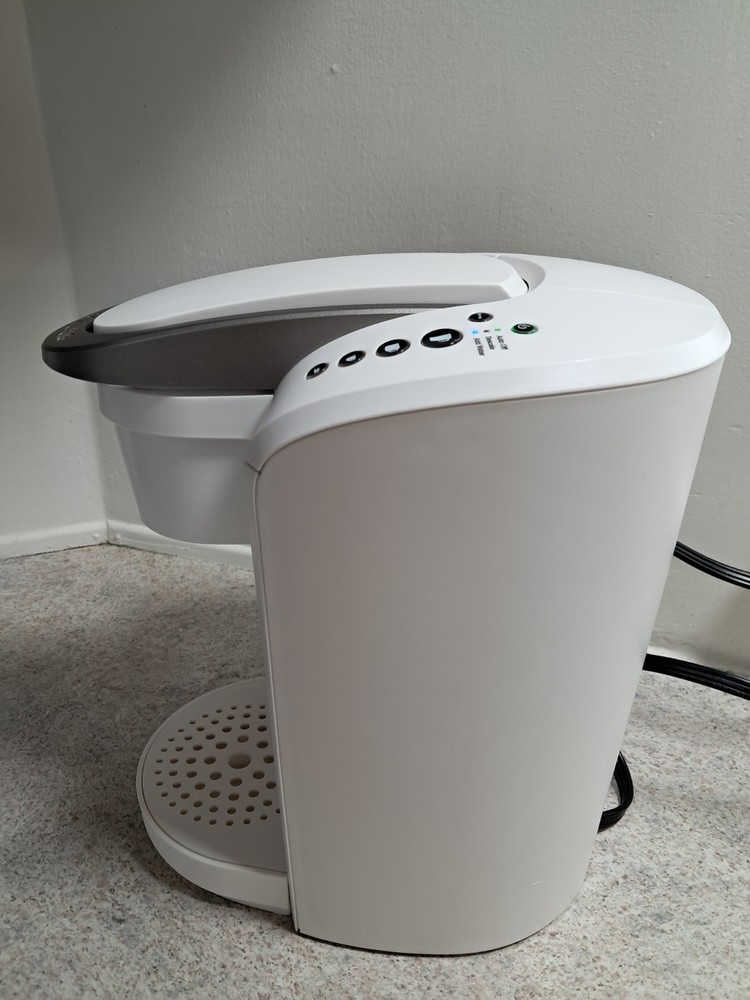 KEURIG SELECT K80 COFFEE MAKER, WORKS GREAT, WHITE (USED)