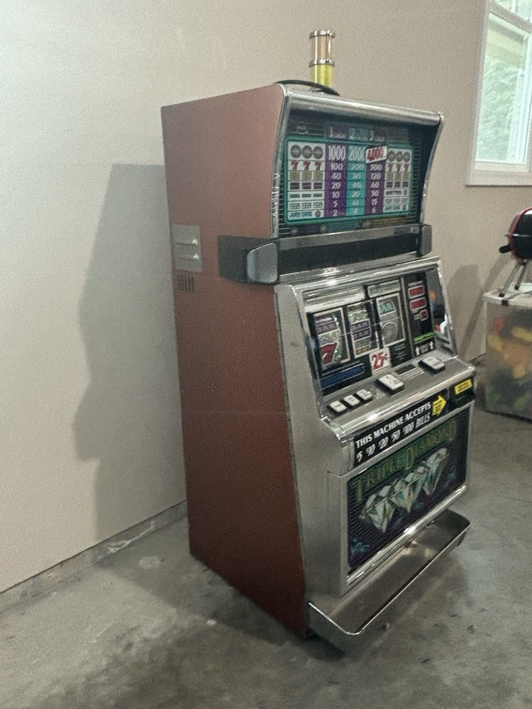 Triple Diamonds Poker Machine