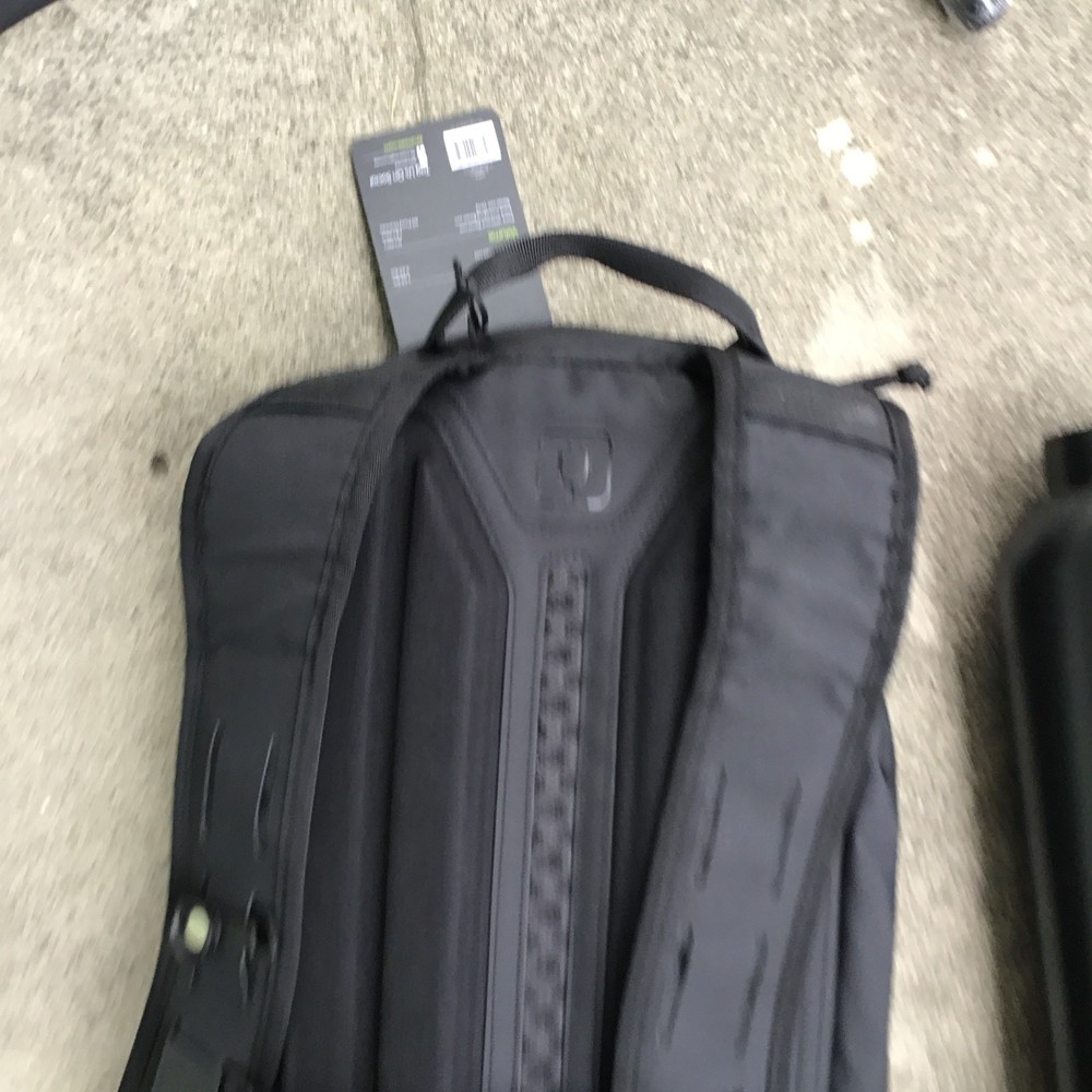 NWT BRUMATE Paragon Hydration Pack 7.5L Black Backpack 40oz Hydration System