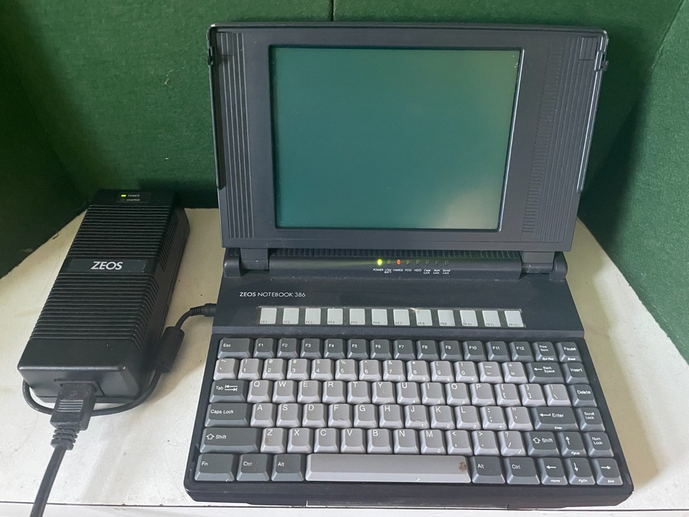 Vintage Zeos Model S99105-000 Personal Computer, Laptop, Notebook w/Software, PS
