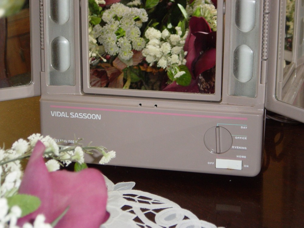 VIDAL SASSOON 3 WAY LIGHT MAKE UP MIRROR W/ 2 SIDE MIRRORS LOWER FRONT OUTLET