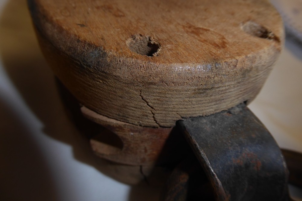 VINTAGE ANVIL BLOCK & TACKLE PULLEY
