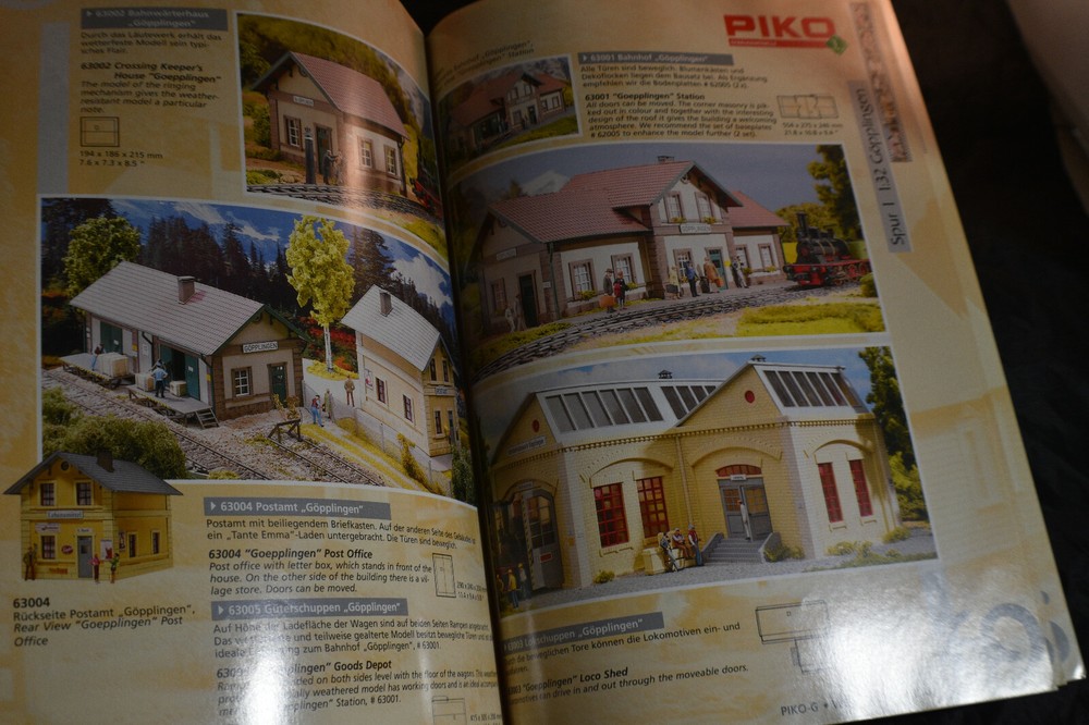 2002 Piko Train Catalog [German & English]