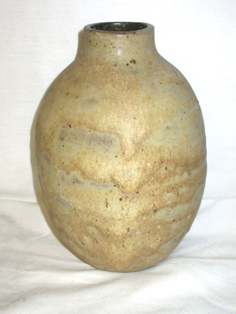 Handmade Pottery Vase LOVELY signed (GR).