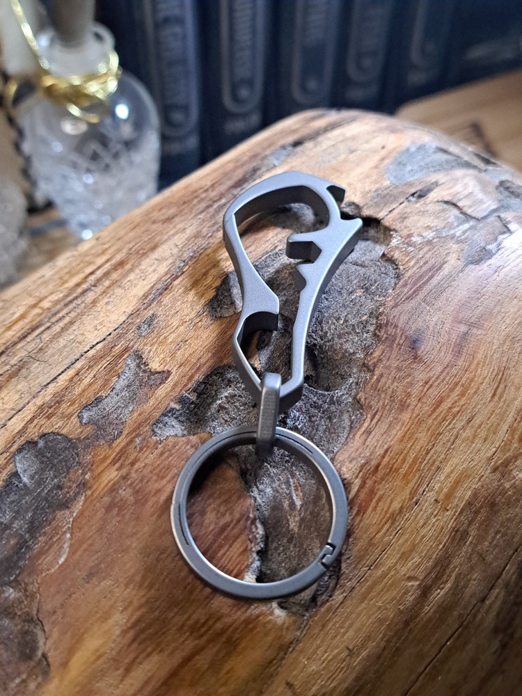 EDC TITANIUM MULTI-TOOL CARABINER KEYCHAIN
