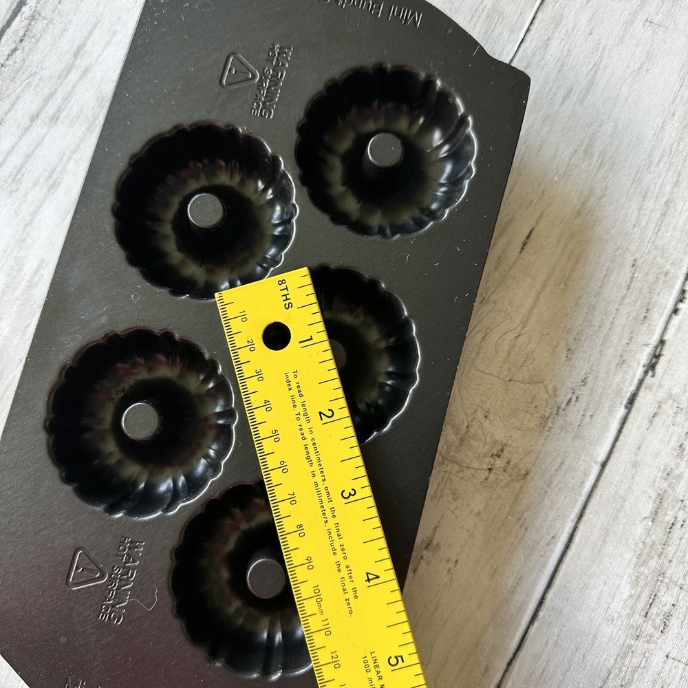 PREOWNED MINI BUNDT CAKE PAN MOULD BLACK