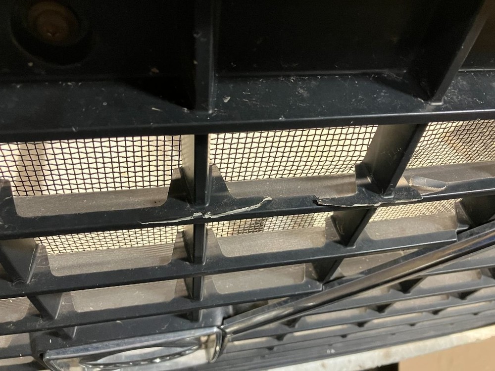 2003-2017 Volvo VNL Grille - Used