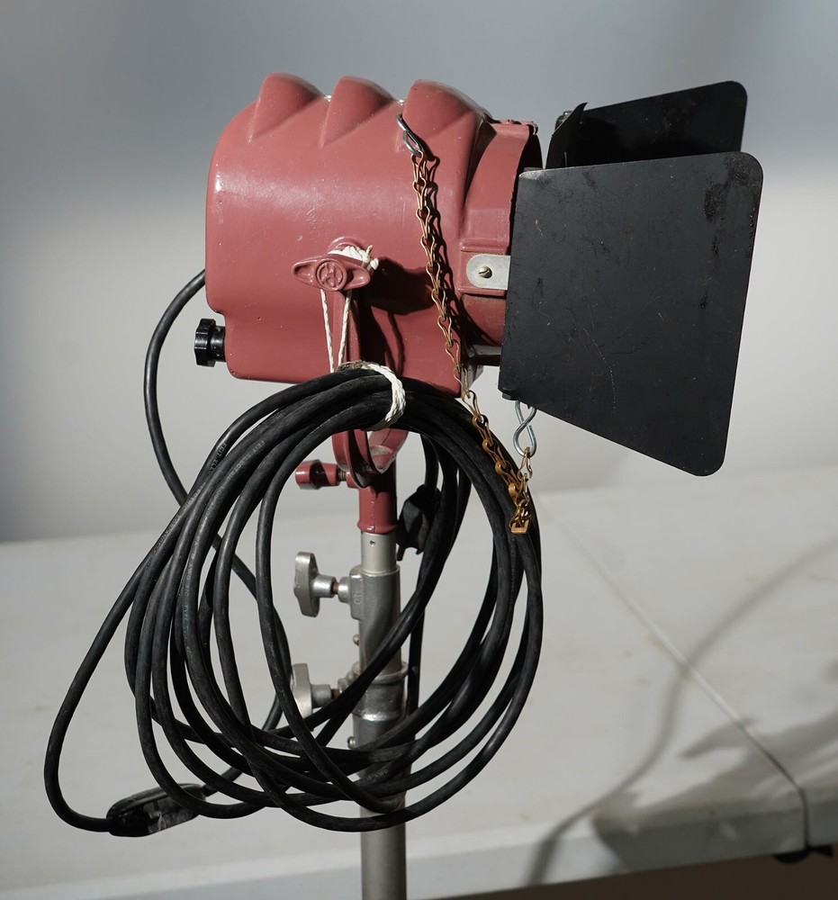 Mole Richardson Type 2351 200w Midget Solar Spot with barn doors (BW1)