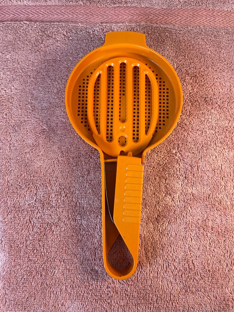 Vintage Tupperware 1689-3 Hand Held Sifter - Orange - Kitchen - Baking