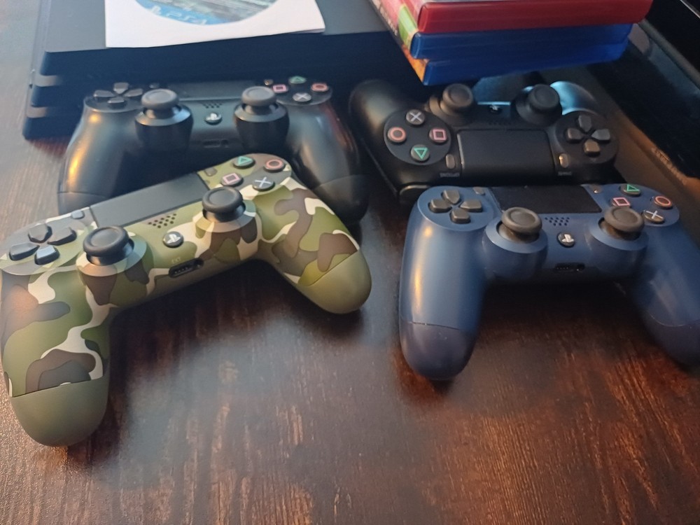 Ps4 Pro 1 Tb with 4 controllers and 11 games firmware bundle