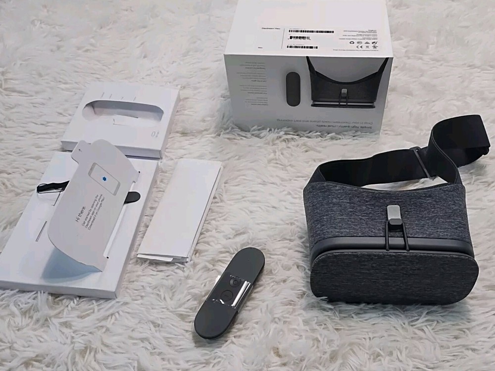 Google DAYDREAM VIEW + Remote GA00204-US (Android, 2016, Charcoal) **COMPLETE**