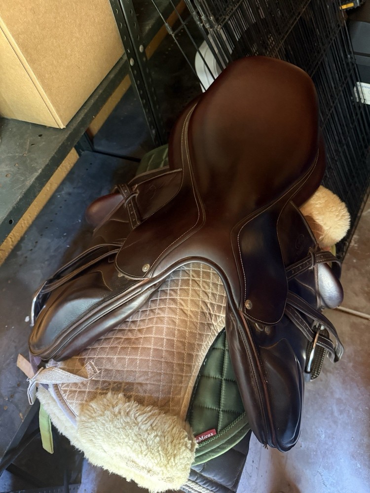Devoucoux Jumping/Close Contact Saddle 17.5" Brown