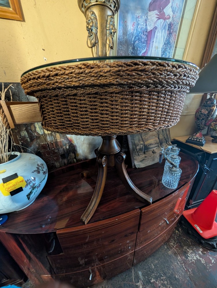 Wicker Queen Ann table