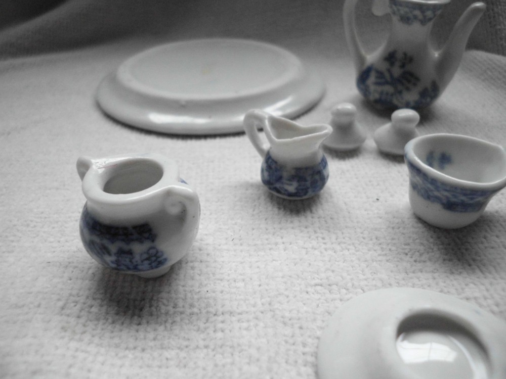 MINIATURE BLUE & WHITE WILLOW PATTERN TEA SET ~