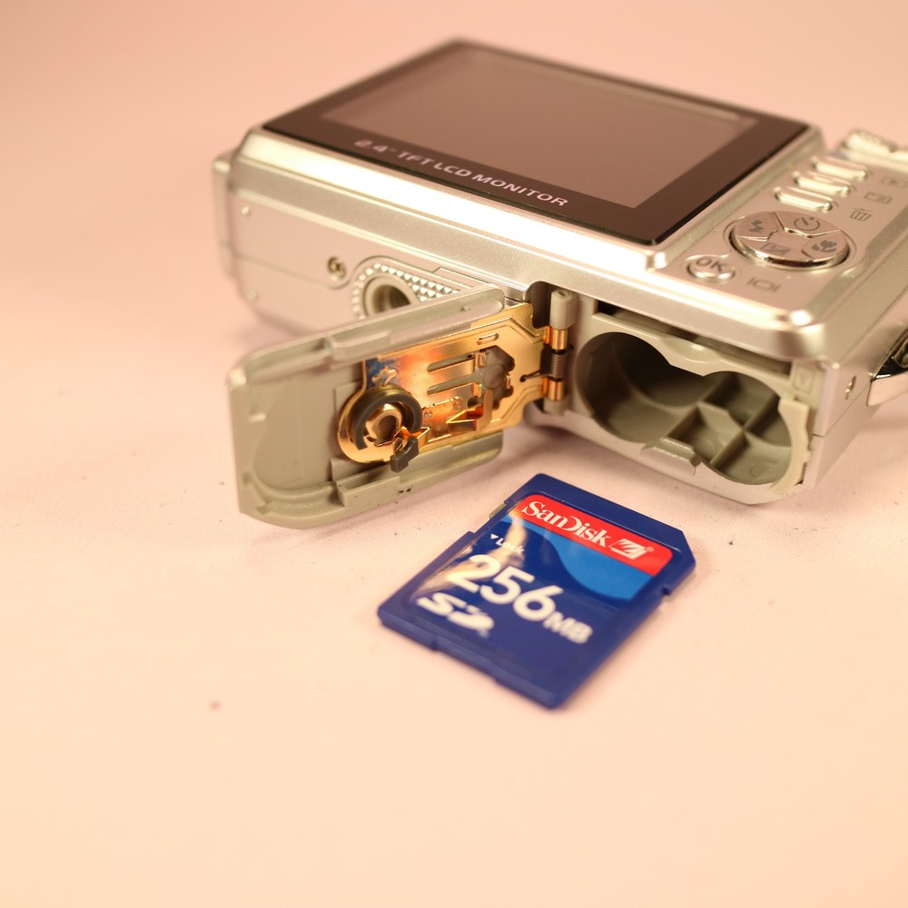 Hitachi Digital Camera HDC-551e 5.0MP Silver Tested