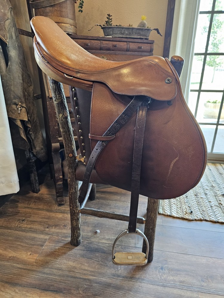 The PRIX D by HARRY DABBS 17" English saddle
