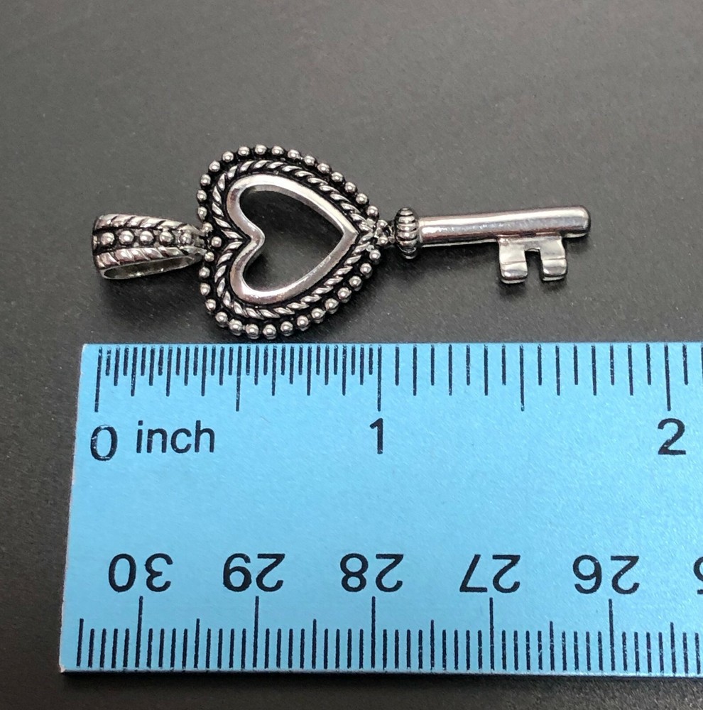 ATTRACTIVE TWISTED ROPE STERLING SILVER OPEN KEY PENDANT