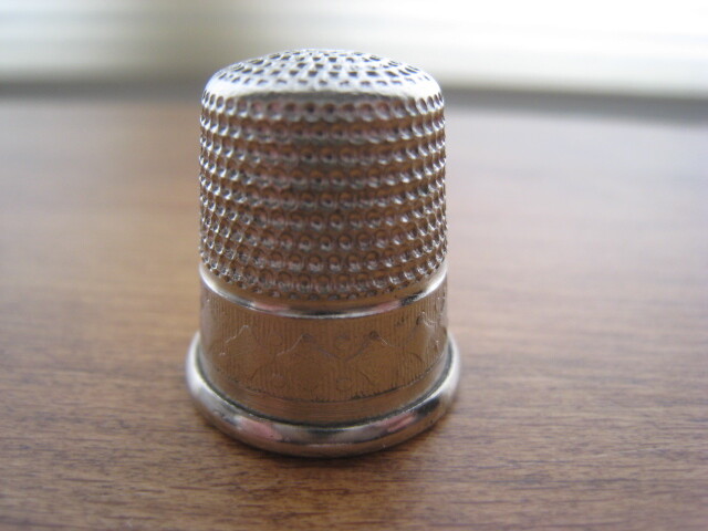 THIMBLE W/ OUTSIDE DESIGN MADE IN ENGLAND SZ 9