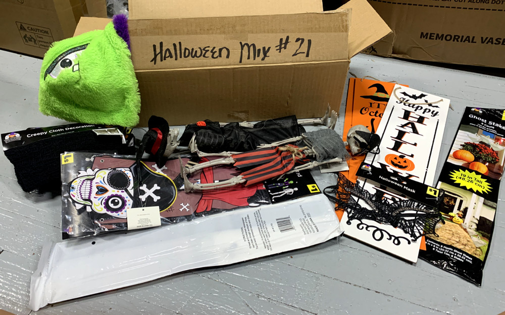 HALLOWEEN MIX BOX OF MISC ITEMS SEE PIC