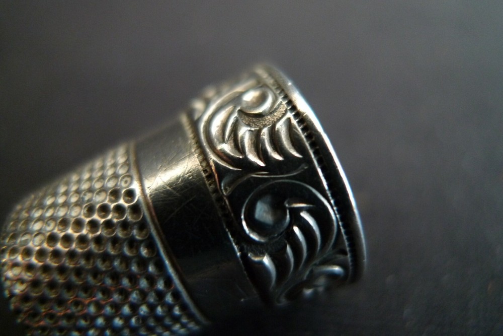 VINTAGE STERLING SILVER SEWING THIMBLE SCROLL DESIGN EDGING SIZE 10