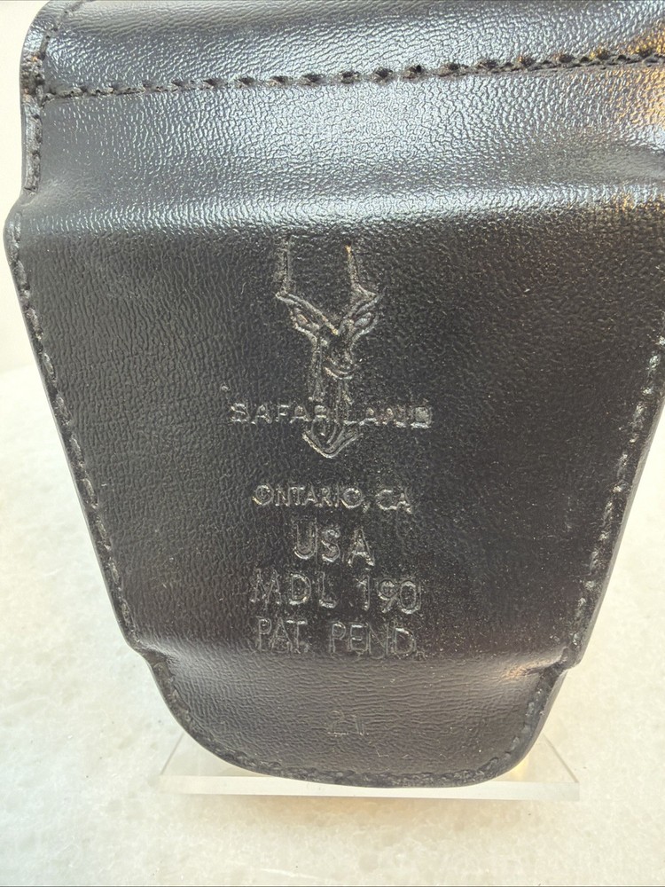 SAFARILAND MODEL 190 HANDCUFF CASE STX PLAIN BLACK, CHROME SNAP Leather MINT!