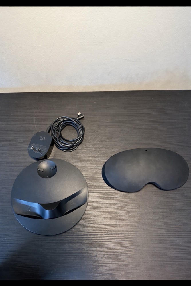 Meta Quest Pro VR 256GB Headset Only + charging dock (No Controllers)