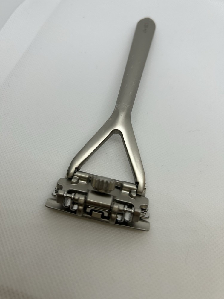 Leaf Razor Silver Triple-Blade Pivoting Head Safety SANITIZED READ DESCRIPTION