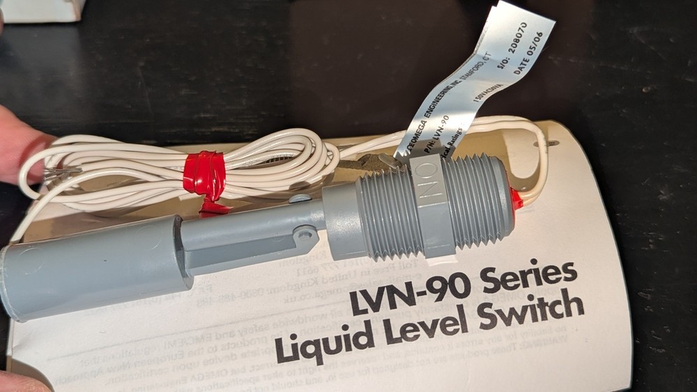 (1) Omega LVN-90 Liquid Level Switch NIB