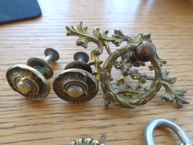 VARIOUS ANTIQUE HARDWARE, BRASS HASP W/SCREWS, WALL PUSH PINS, DRAWER PULLS, +