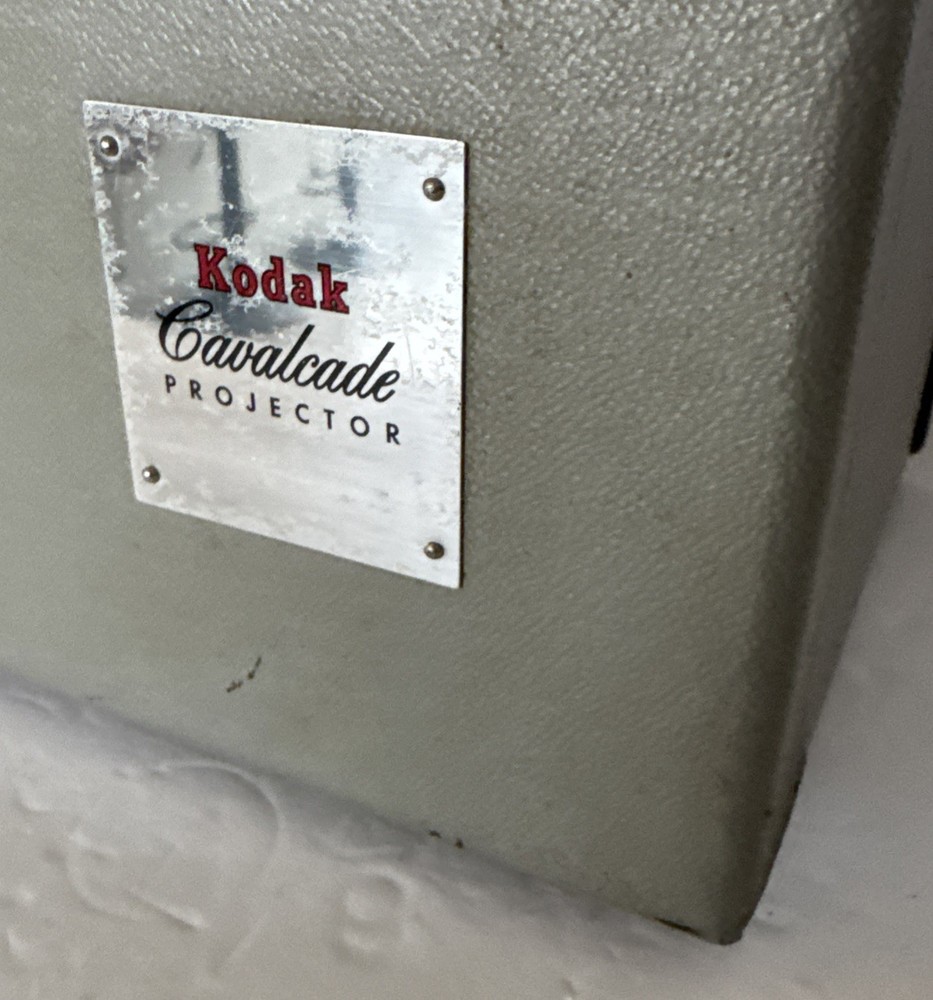 Kodak Projector 35 MM Cavalcade 510 Slide Remote And Case Powers On Untested