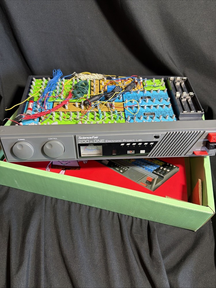 Radio Shack Science Fair Exploring Electronics Lab 200 in One Project Kit 28-265