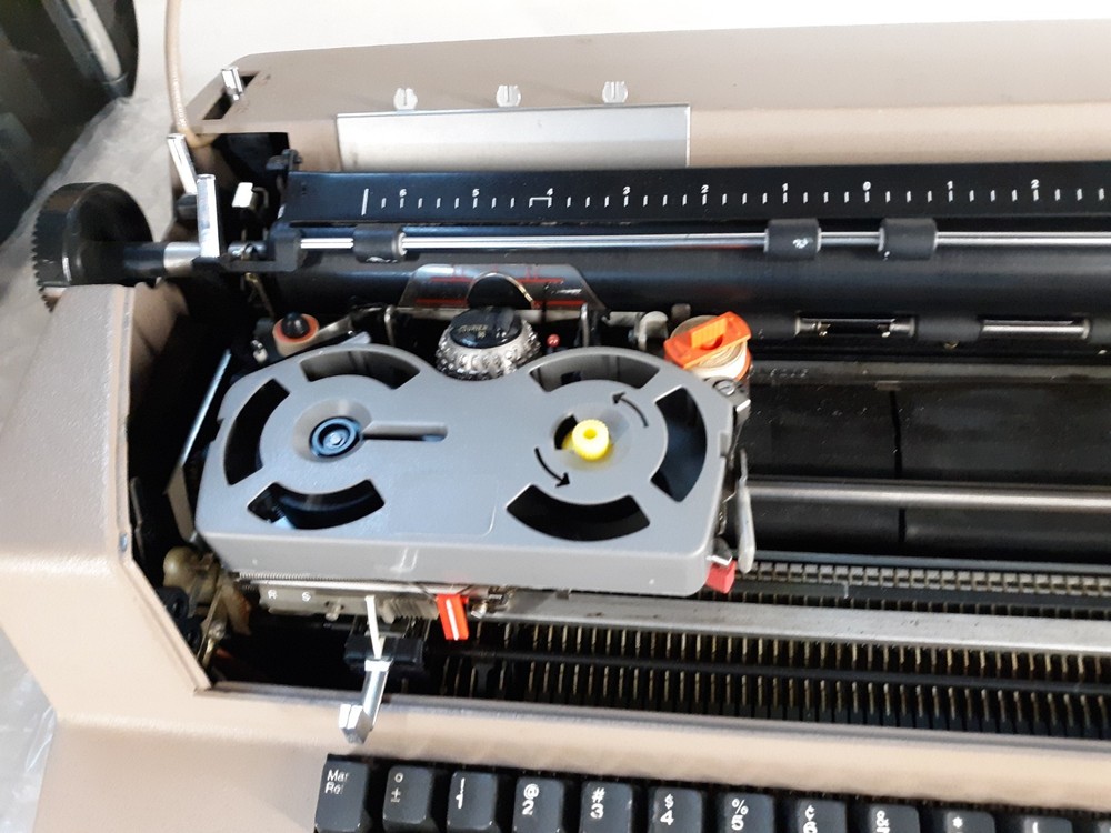 IBM Correcting Selectric III Typewriter *FOR PARTS*