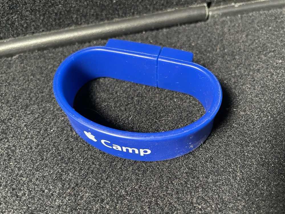 Apple Camp USB Bracelet: Blue (500 MB)