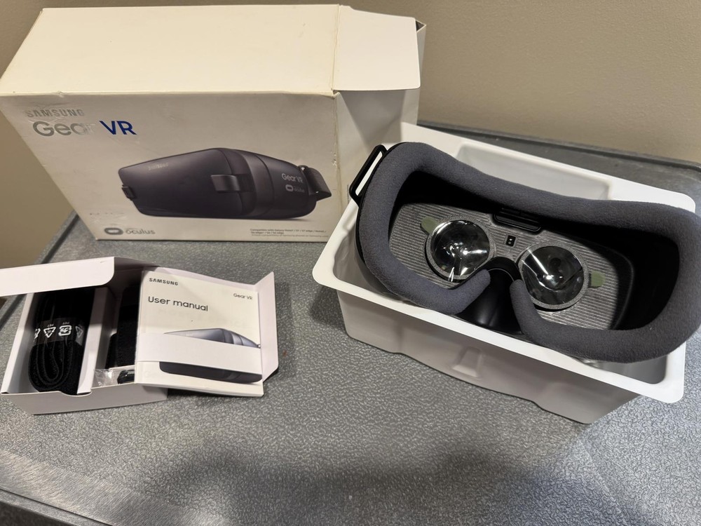 Samsung Gear VR Virtual Reality Headset - Complete Set with Box and Accessories