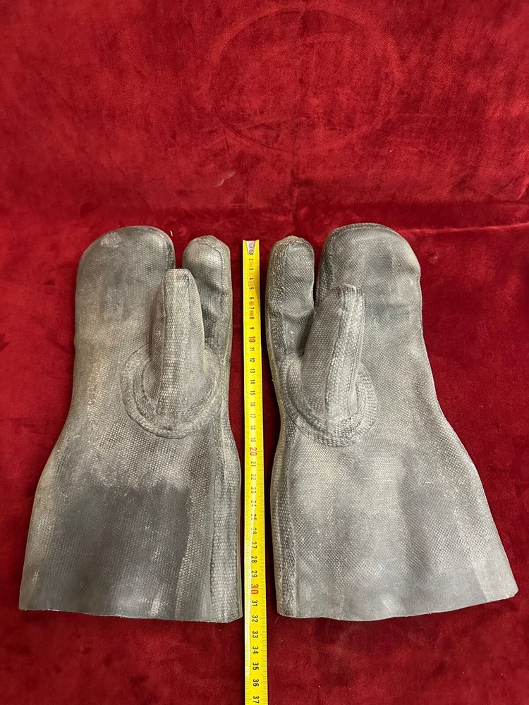 Diving gloves for suit