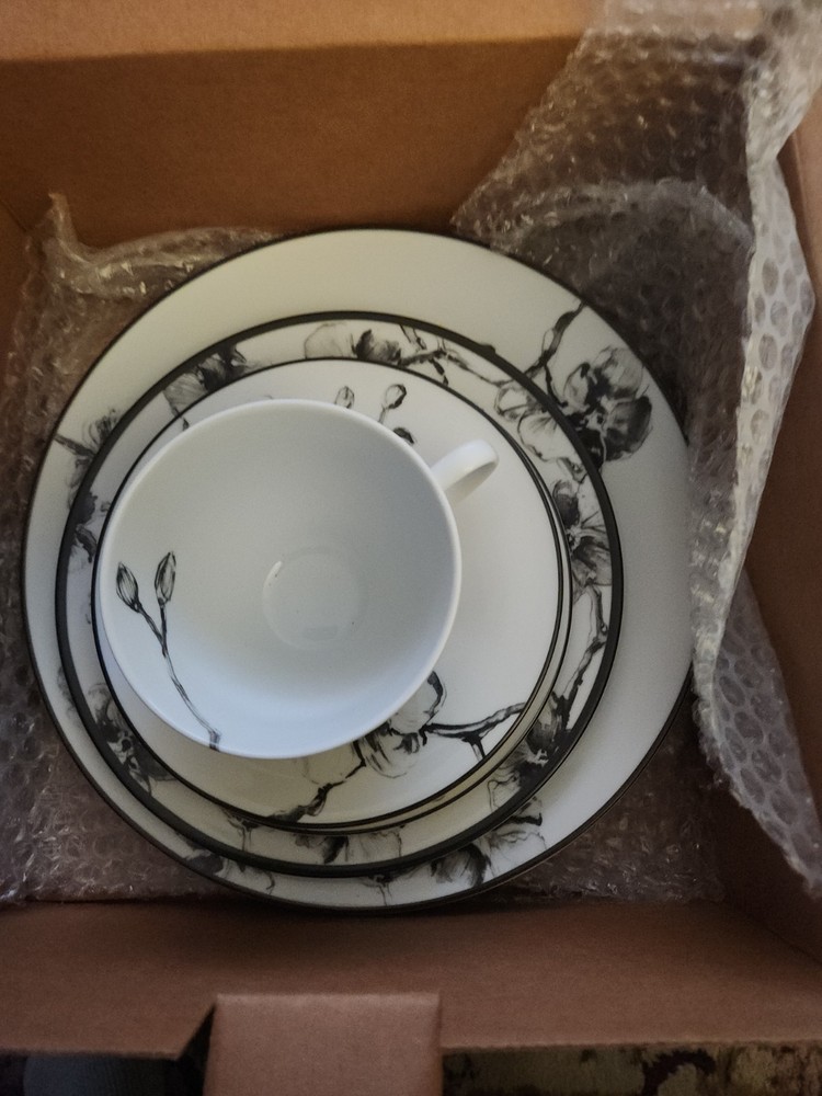 Michael Aram Black and white 5 Piece Place Setting Dinnerware New/Original Box