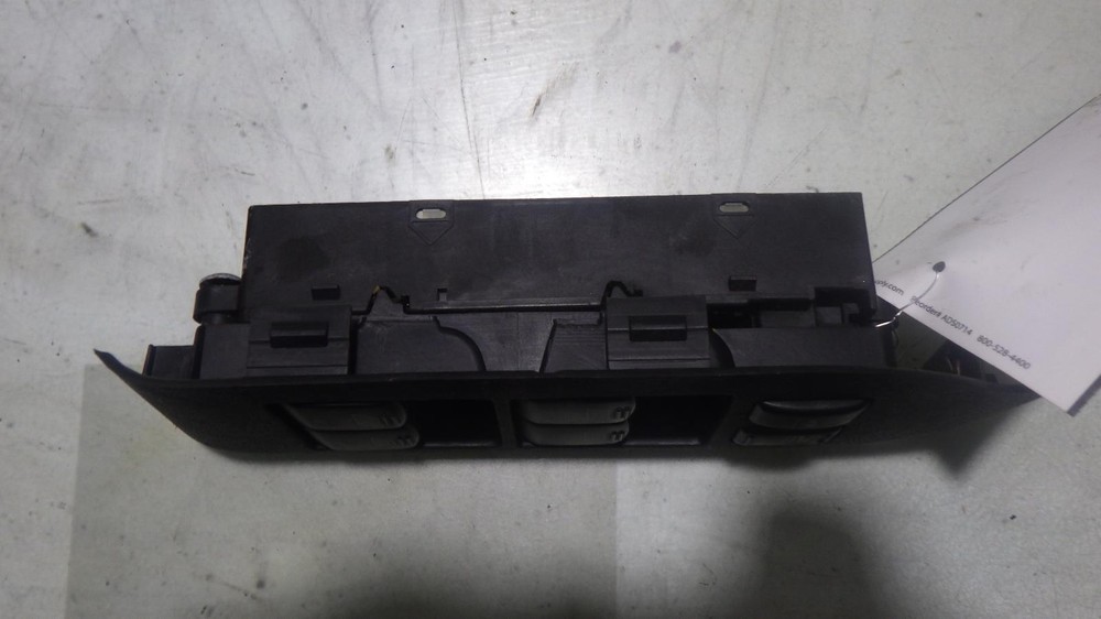 05 INFINITI G35 Front Door Switch