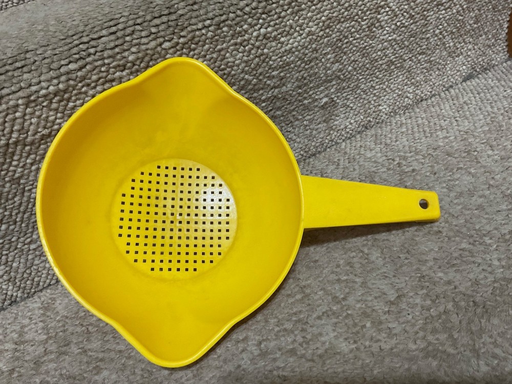 Vintage Tupperware yellow strainer colander . 2 pour spouts . 1200 . 1 quart