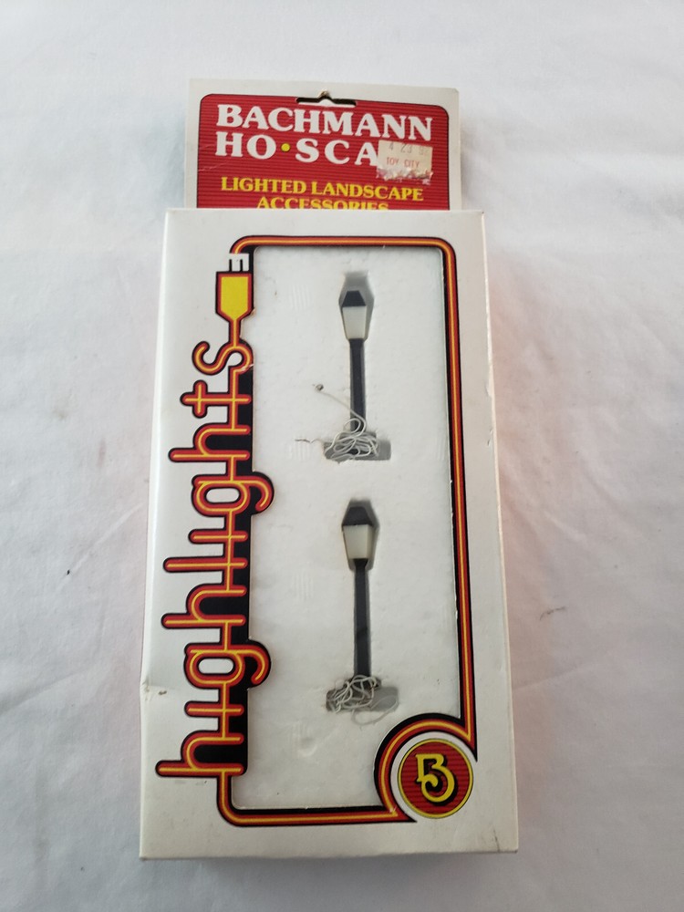Bachmann HO Scale Highlights Two Lighted Lamp Posts Lndscape Accessory AA424011