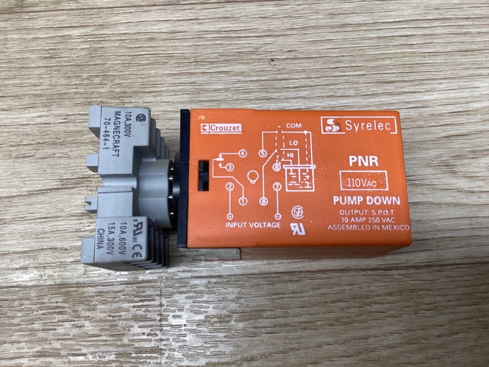 Crouzet PNR Liquid Level Controller 110 VAC W/ Socket #31D78
